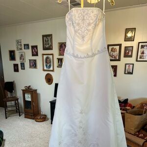 David's Bridal Elegant White Wedding Dress